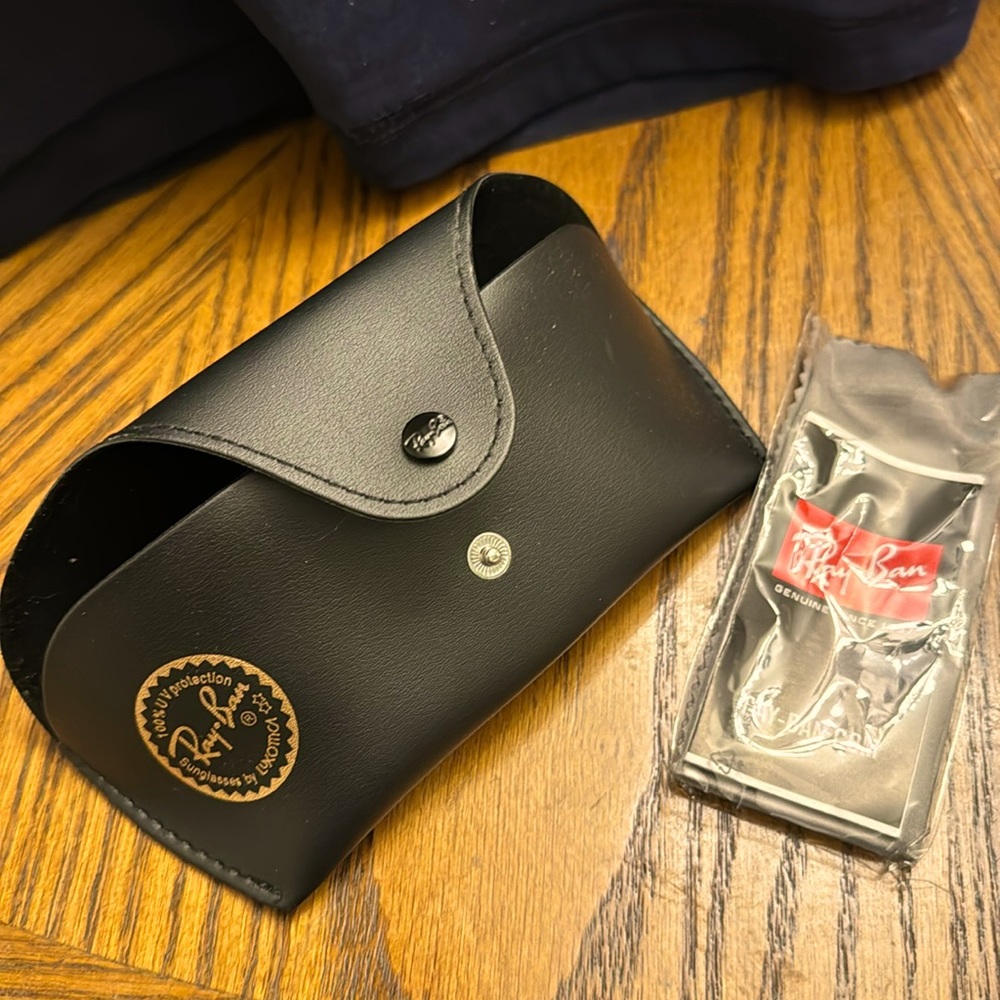Ray-Ban Ray Ban Sunglasses case with wipe NWT